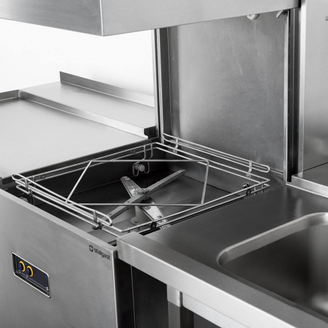 Lave-vaisselle à capot avec doseur de détergent