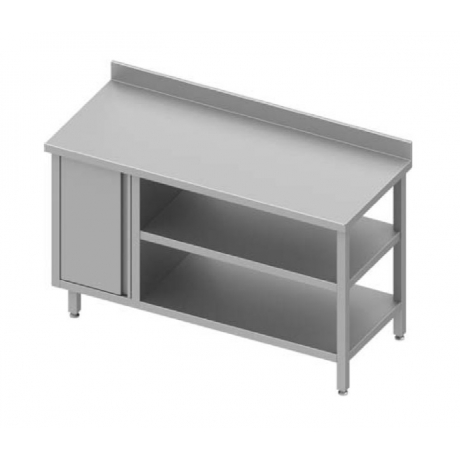 Table adossée avec placard à gauche et deux étagères