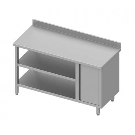 Table adossée avec placard à droite et deux étagères