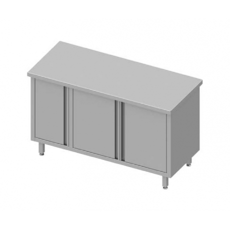 Table centrale avec placard à droite et portes battantes