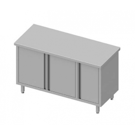 Table centrale avec placard à gauche et portes battantes