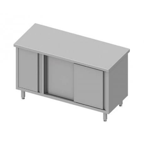 Table centrale avec placard à gauche et portes coulissantes