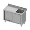 Table inox adossée avec une cuve et portes coulissantes